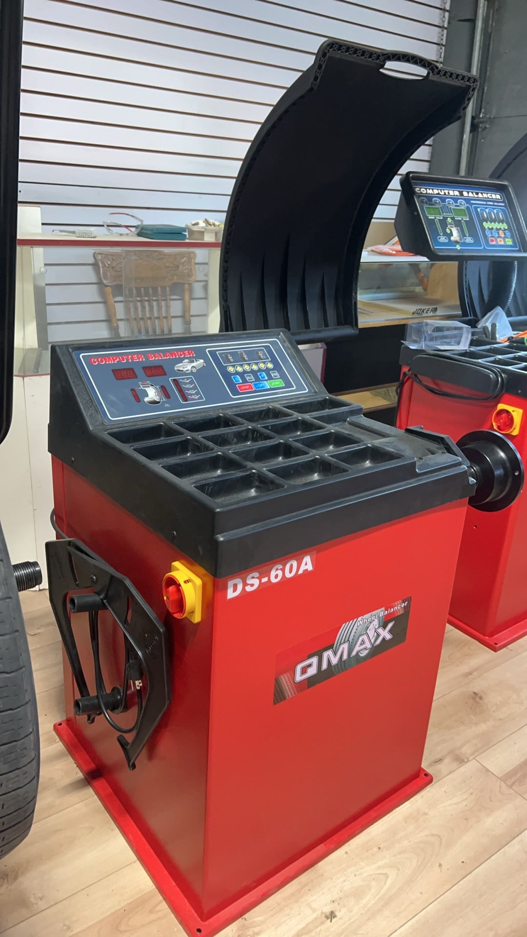 DS-60A Wheel Balancer | Équilibreuse de Roues DS-60A – High Precision & Automatic Programs (10–26”)