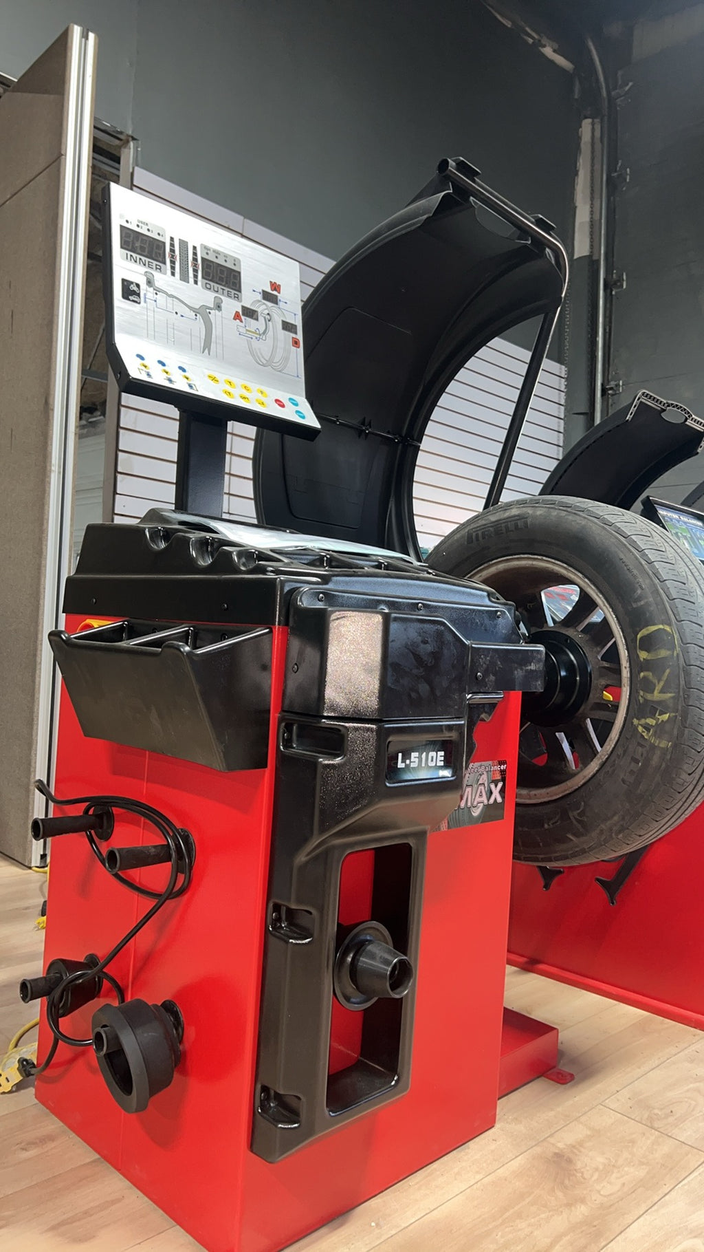 L-510ES Wheel Balancer | Équilibreuse de Roues L-510ES – Digital Display & High Precision (10–28”)