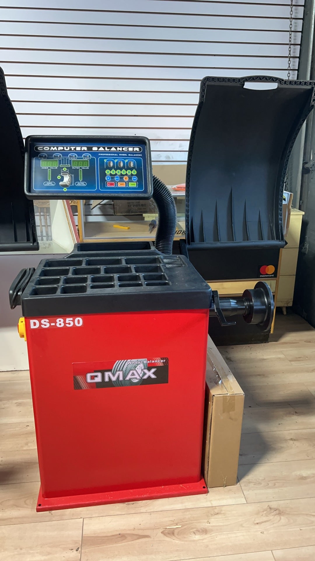 DS-850 Wheel Balancer | Équilibreuse de Roues DS-850 – Automatic & High Precision (10–26”)