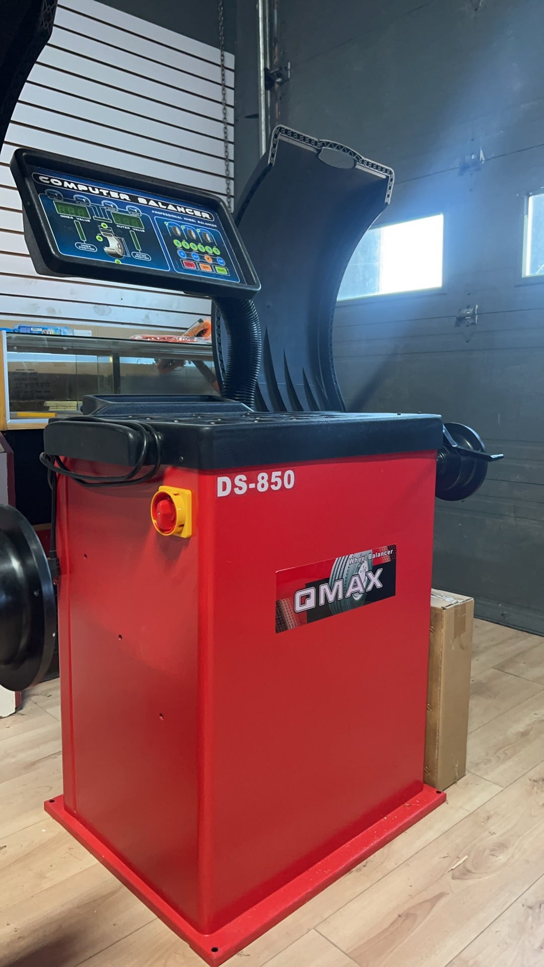 DS-850 Wheel Balancer | Équilibreuse de Roues DS-850 – Automatic & High Precision (10–26”)