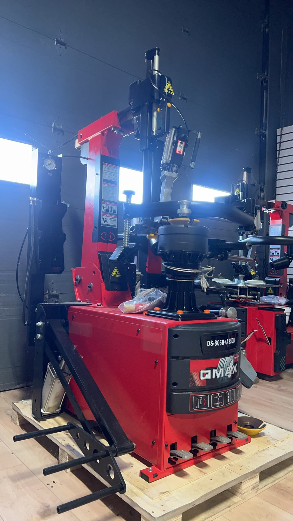 DS-806B + A350b Tire Changer with Pneumatic Locking & Helper Arm | Démonte-Pneu DS-806B + A350b avec Verrouillage Pneumatique et Bras d’Assistance (14–28”)