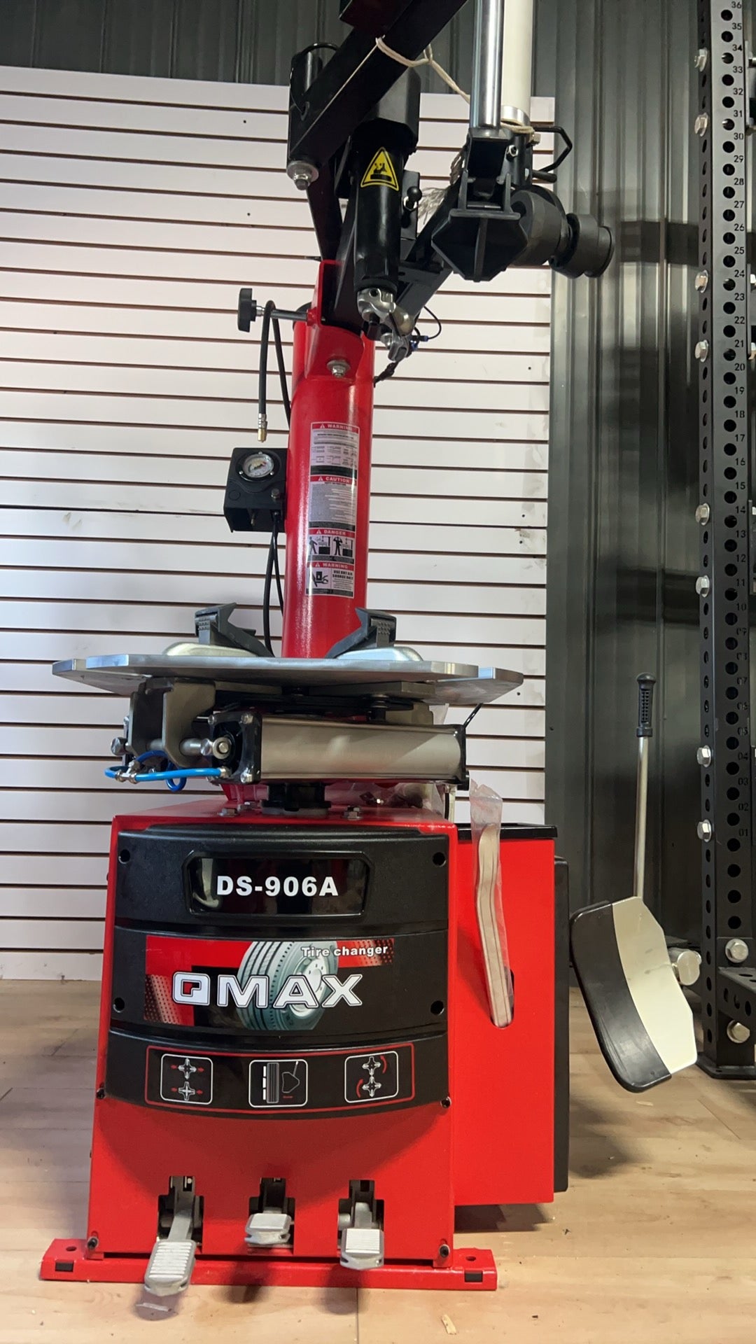 DS-906A Tire Changer with Double Helper Arms | Démonte-Pneu DS-906A avec Bras d’Assistance Doubles – Professional & Durable (10–24”)