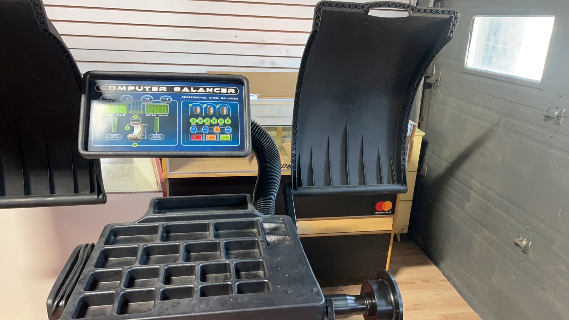 DS-850 Wheel Balancer | Équilibreuse de Roues DS-850 – Automatic & High Precision (10–26”)