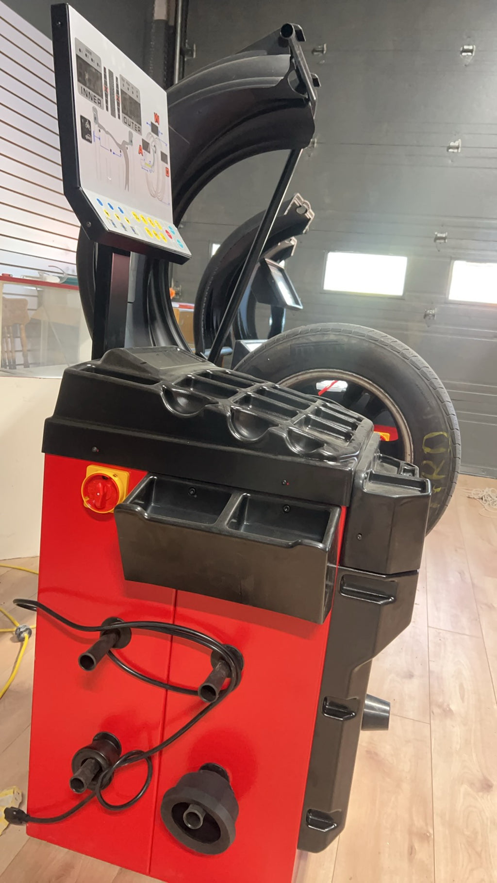 L-510ES Wheel Balancer | Équilibreuse de Roues L-510ES – Digital Display & High Precision (10–28”)