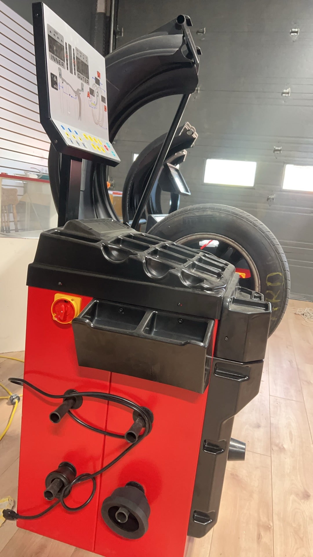 L-510ES Wheel Balancer | Équilibreuse de Roues L-510ES – Digital Display & High Precision (10–28”)