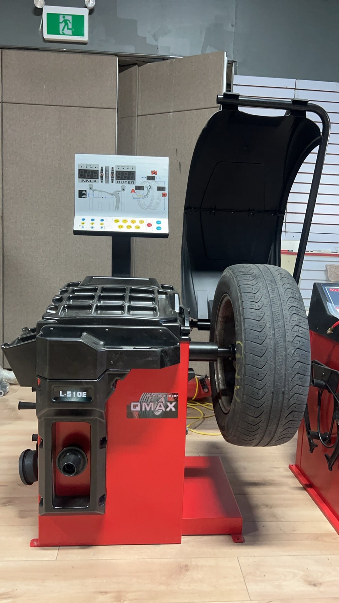 L-510ES Wheel Balancer | Équilibreuse de Roues L-510ES – Digital Display & High Precision (10–28”)