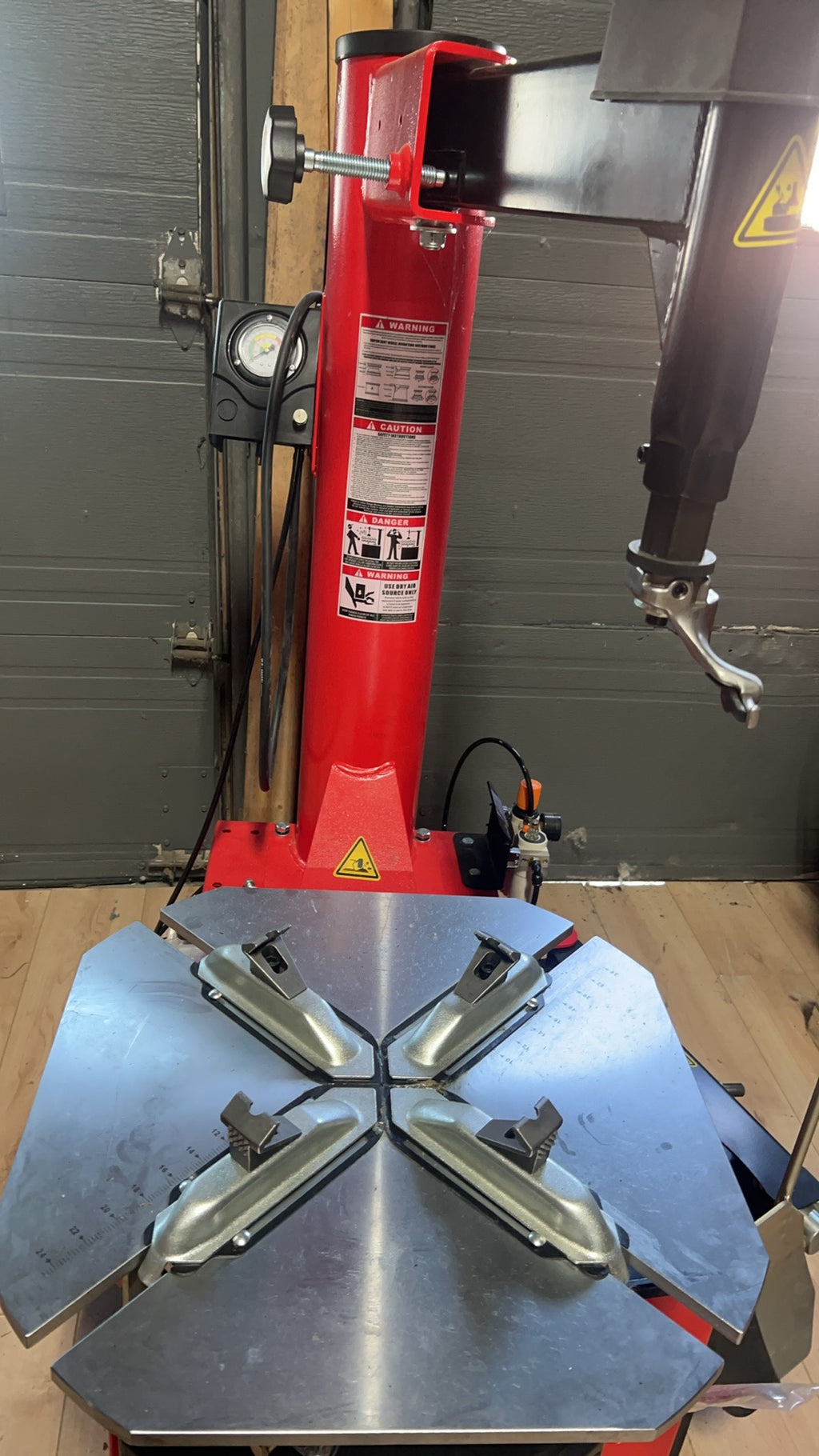 DS-706B Tire Changer | Démonte-Pneu DS-706B Automatique – Economical & Practical / Économique et Pratique (10–24”)