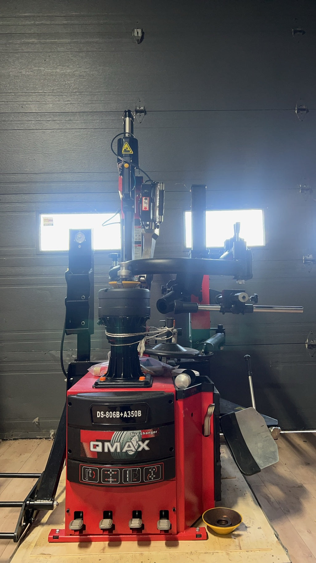 DS-806B + A350b Tire Changer with Pneumatic Locking & Helper Arm | Démonte-Pneu DS-806B + A350b avec Verrouillage Pneumatique et Bras d’Assistance (14–28”)