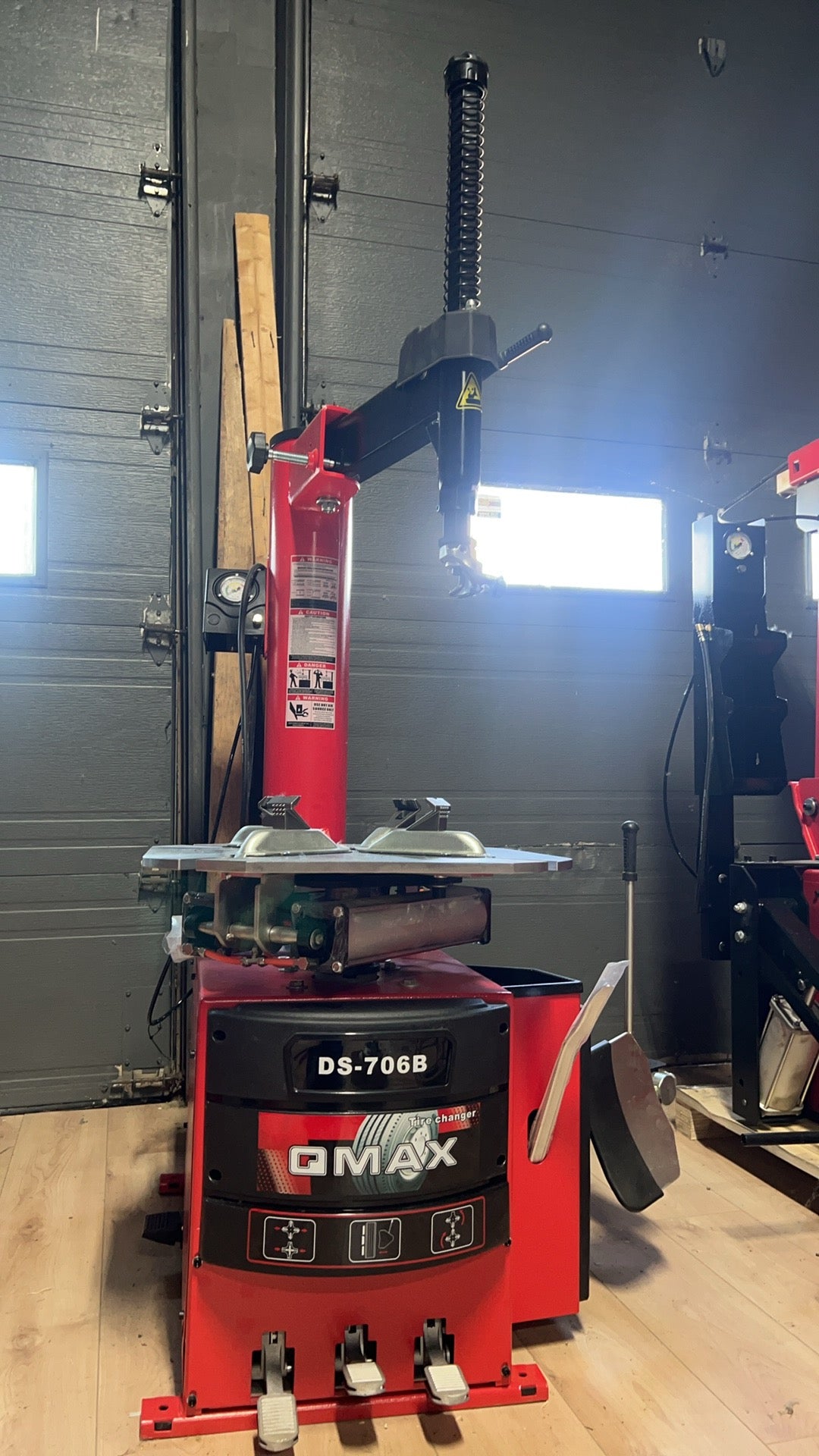 DS-706B Tire Changer | Démonte-Pneu DS-706B Automatique – Economical & Practical / Économique et Pratique (10–24”)