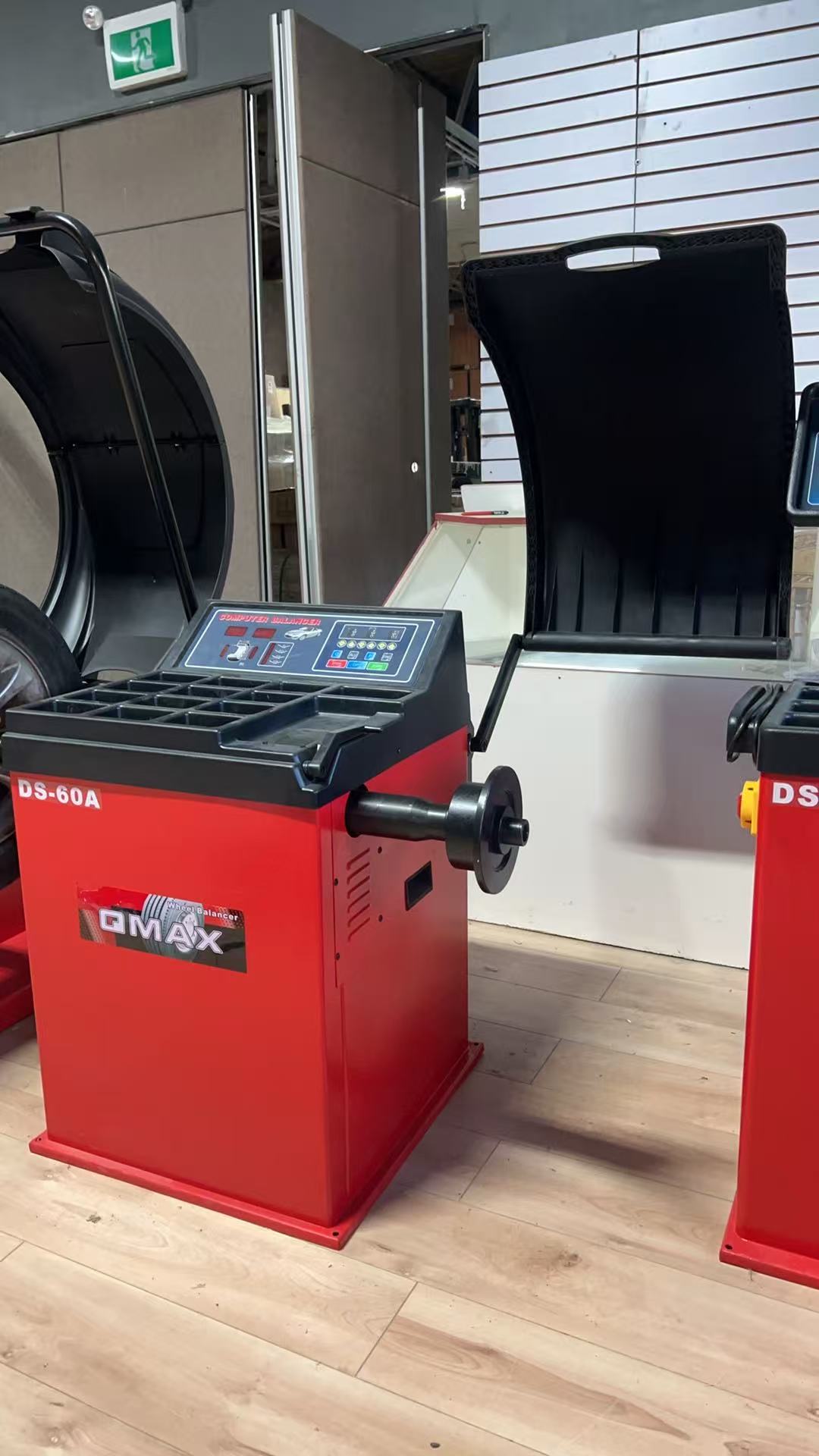 DS-60A Wheel Balancer | Équilibreuse de Roues DS-60A – High Precision & Automatic Programs (10–26”)