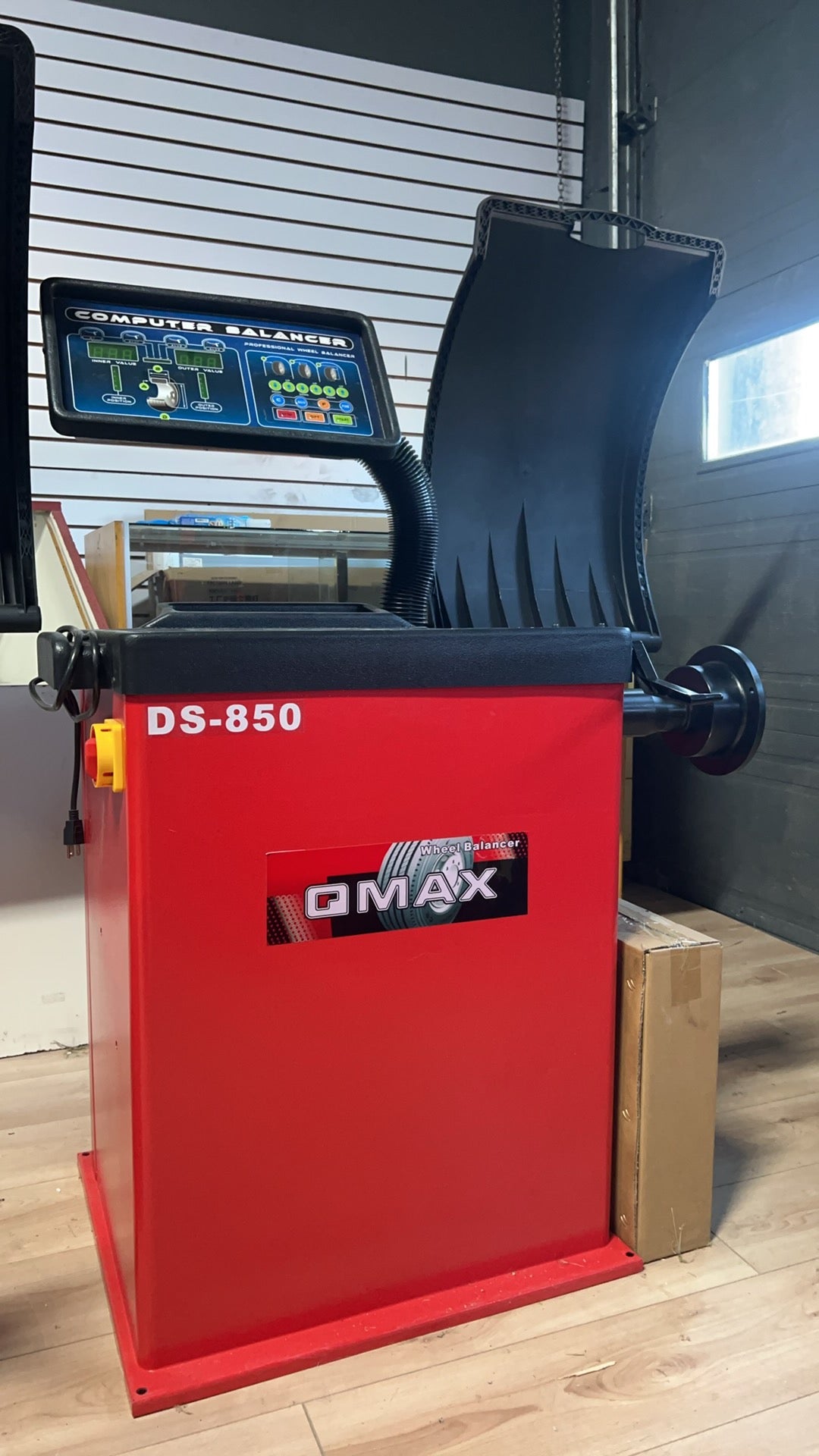 DS-850 Wheel Balancer | Équilibreuse de Roues DS-850 – Automatic & High Precision (10–26”)