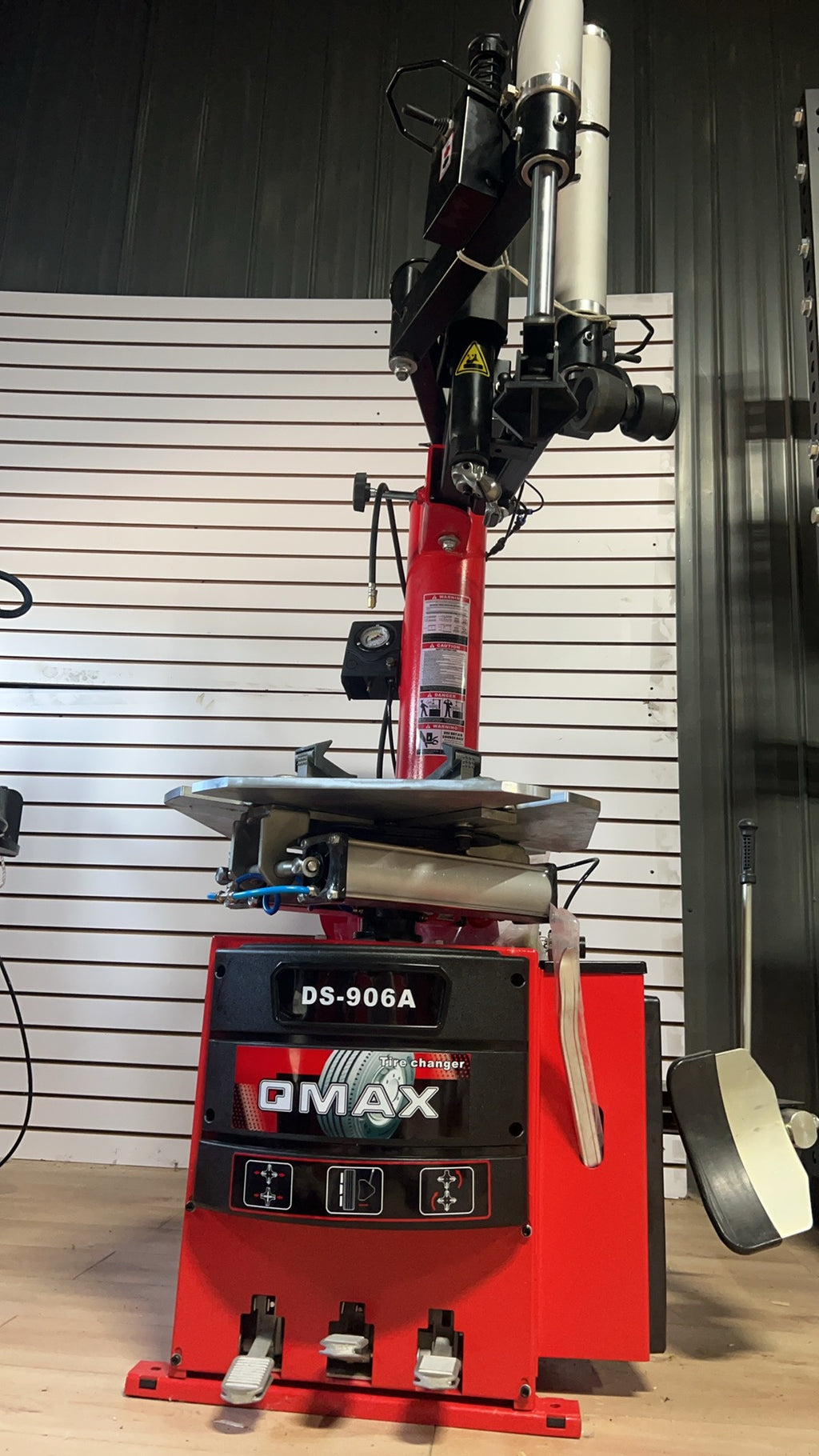 DS-906A Tire Changer with Double Helper Arms | Démonte-Pneu DS-906A avec Bras d’Assistance Doubles – Professional & Durable (10–24”)