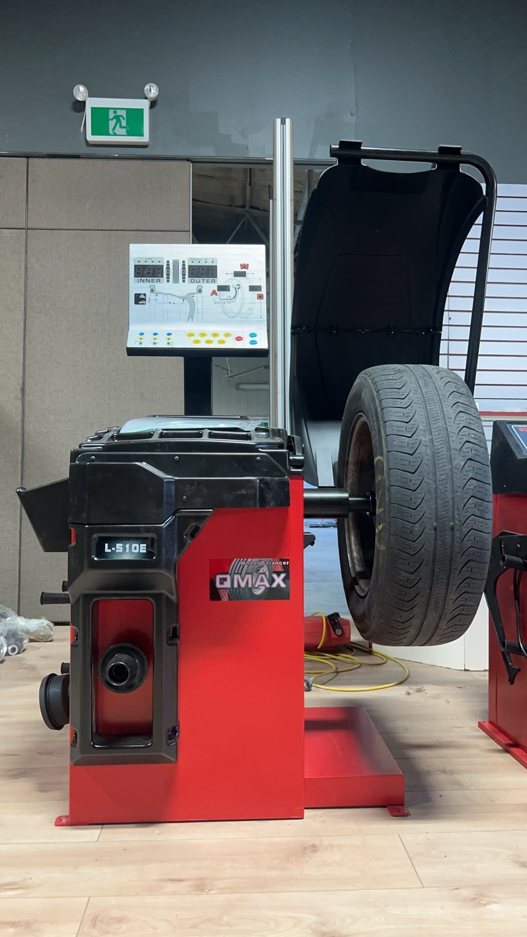 L-510ES Wheel Balancer | Équilibreuse de Roues L-510ES – Digital Display & High Precision (10–28”)