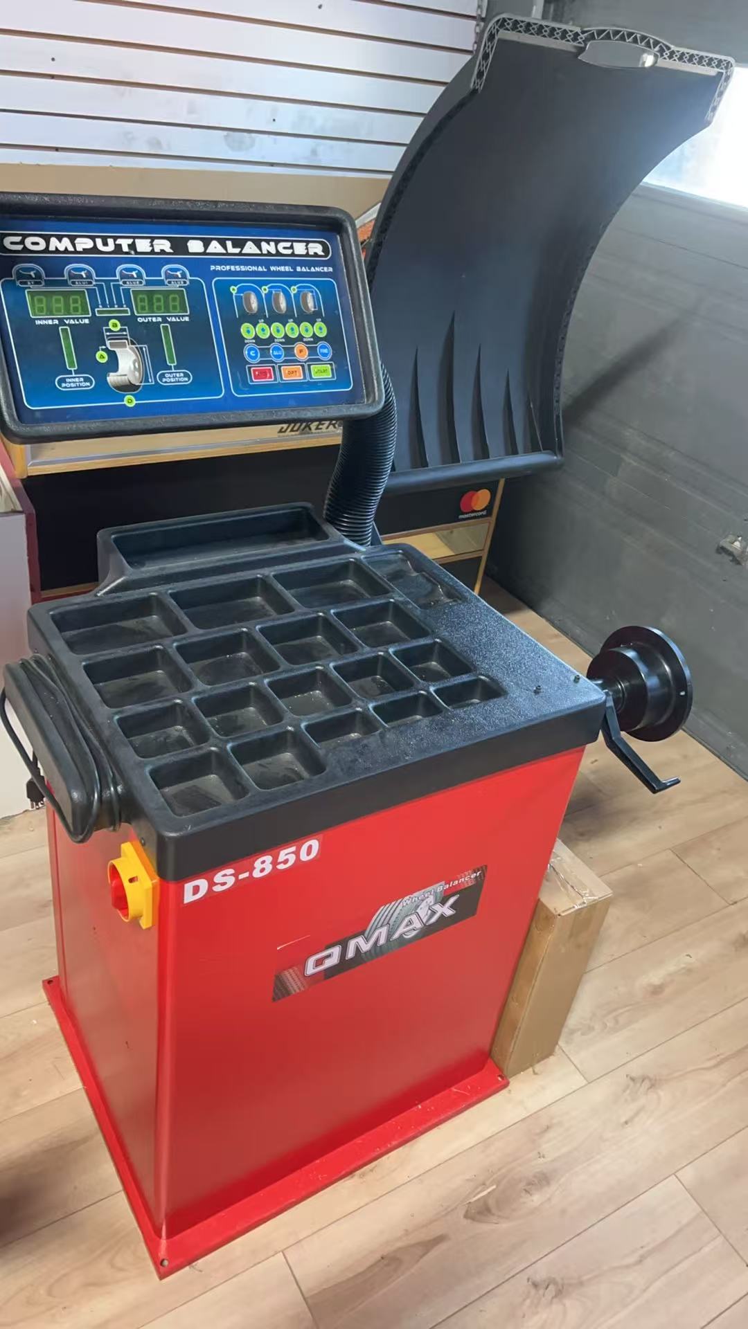 DS-850 Wheel Balancer | Équilibreuse de Roues DS-850 – Automatic & High Precision (10–26”)