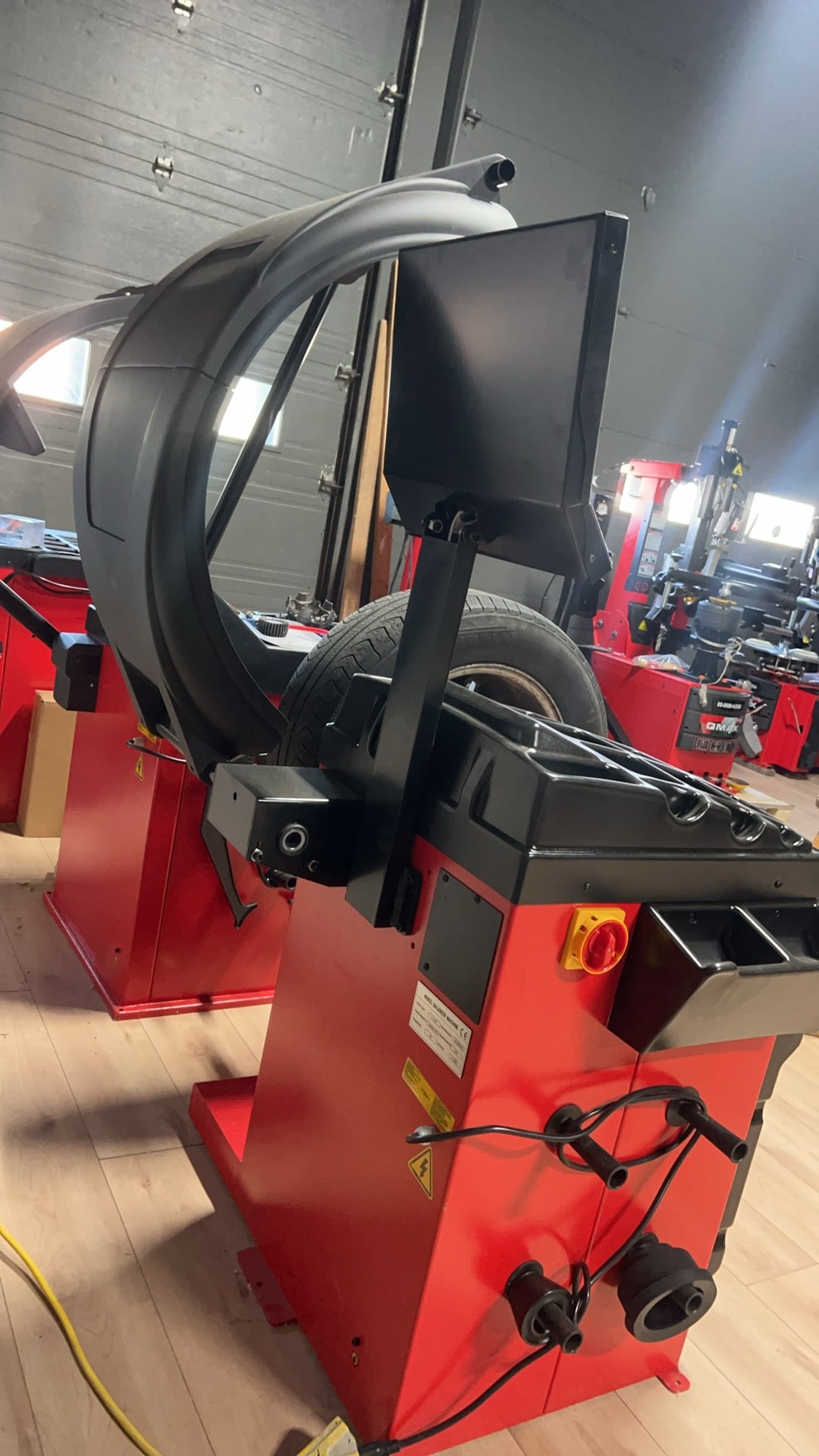 L-510ES Wheel Balancer | Équilibreuse de Roues L-510ES – Digital Display & High Precision (10–28”)