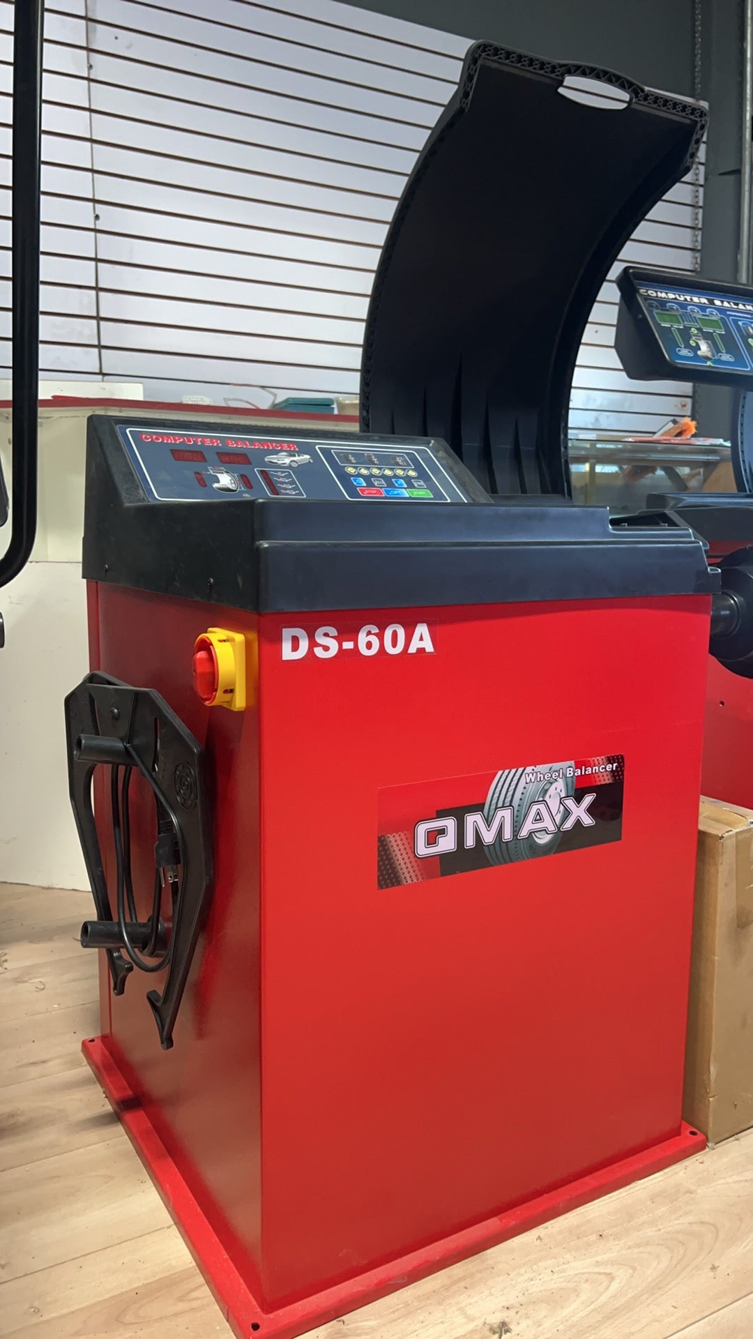 DS-60A Wheel Balancer | Équilibreuse de Roues DS-60A – High Precision & Automatic Programs (10–26”)