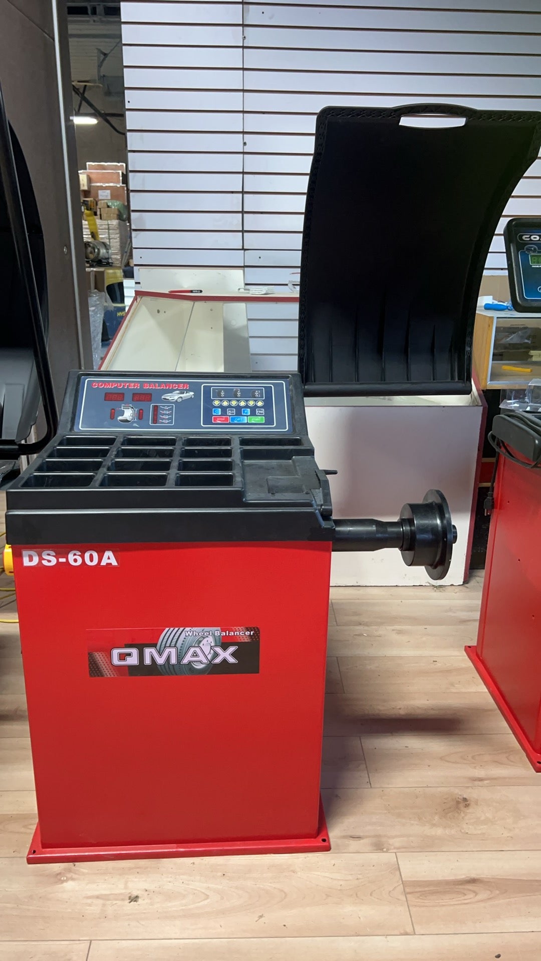 DS-60A Wheel Balancer | Équilibreuse de Roues DS-60A – High Precision & Automatic Programs (10–26”)