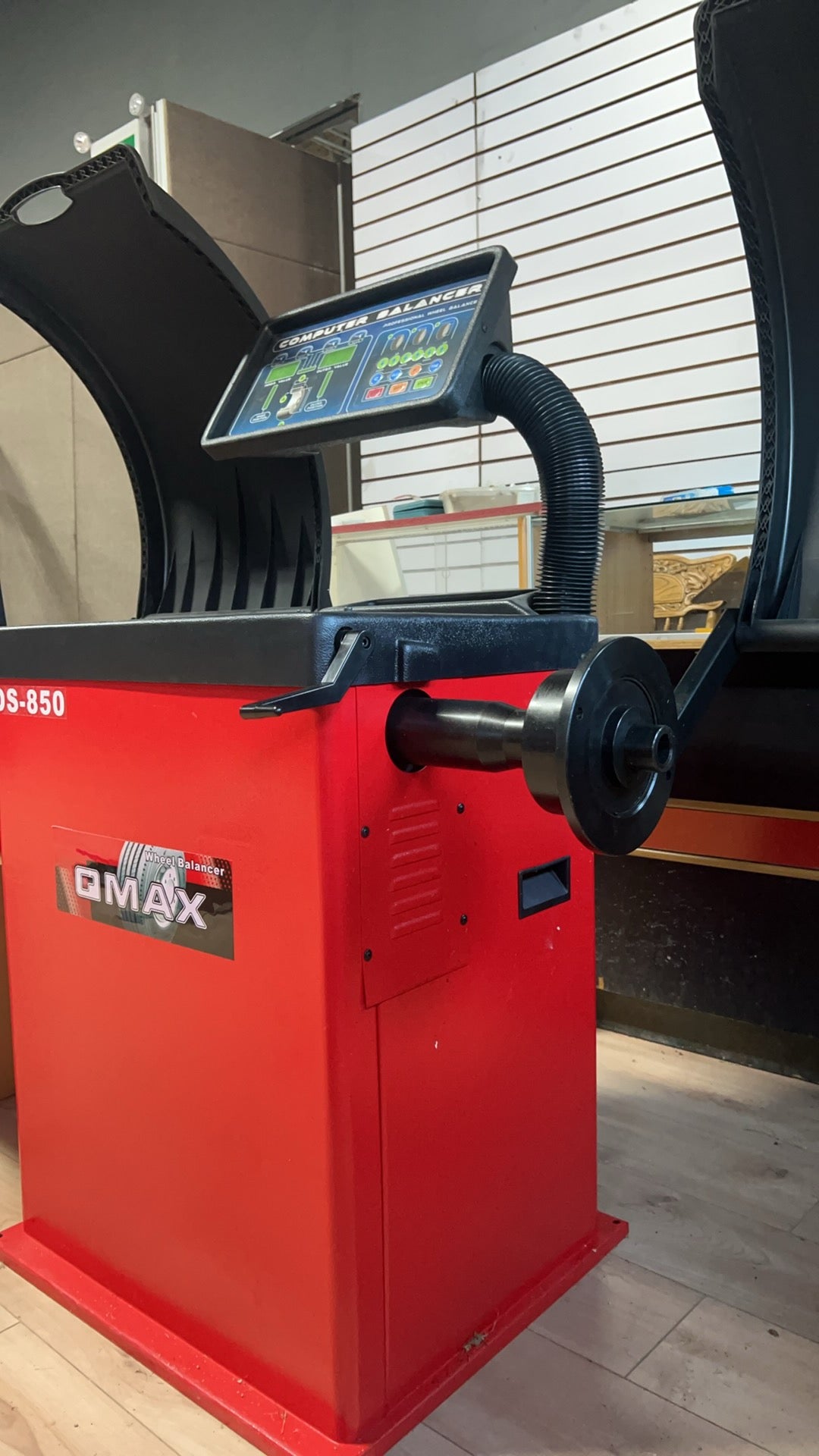 DS-850 Wheel Balancer | Équilibreuse de Roues DS-850 – Automatic & High Precision (10–26”)