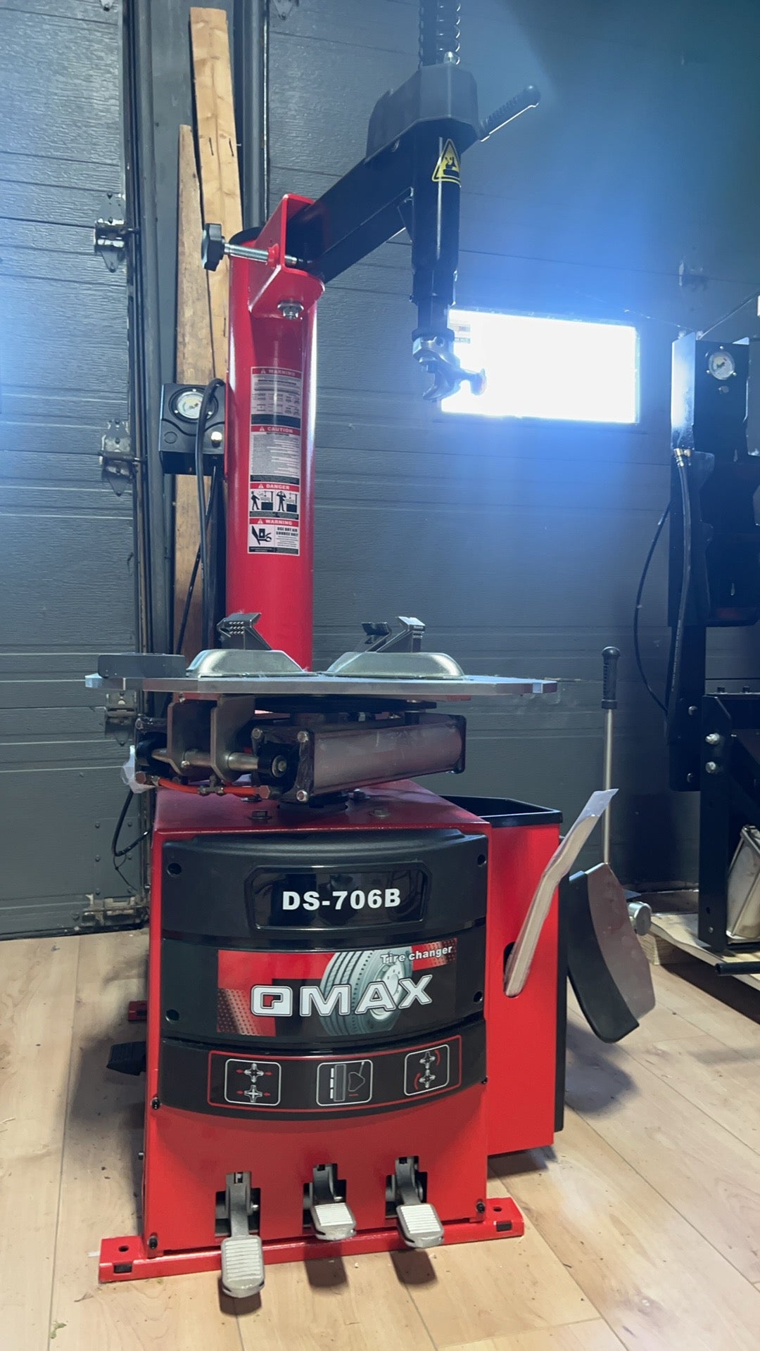 DS-706B Tire Changer | Démonte-Pneu DS-706B Automatique – Economical & Practical / Économique et Pratique (10–24”)