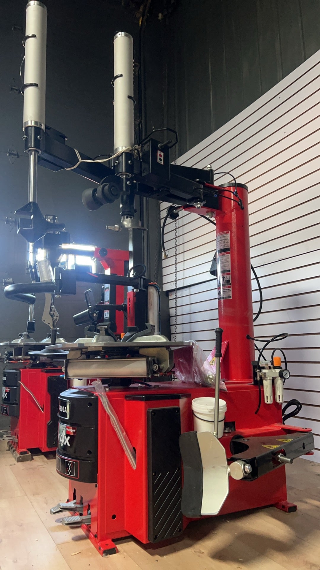 DS-906A Tire Changer with Double Helper Arms | Démonte-Pneu DS-906A avec Bras d’Assistance Doubles – Professional & Durable (10–24”)