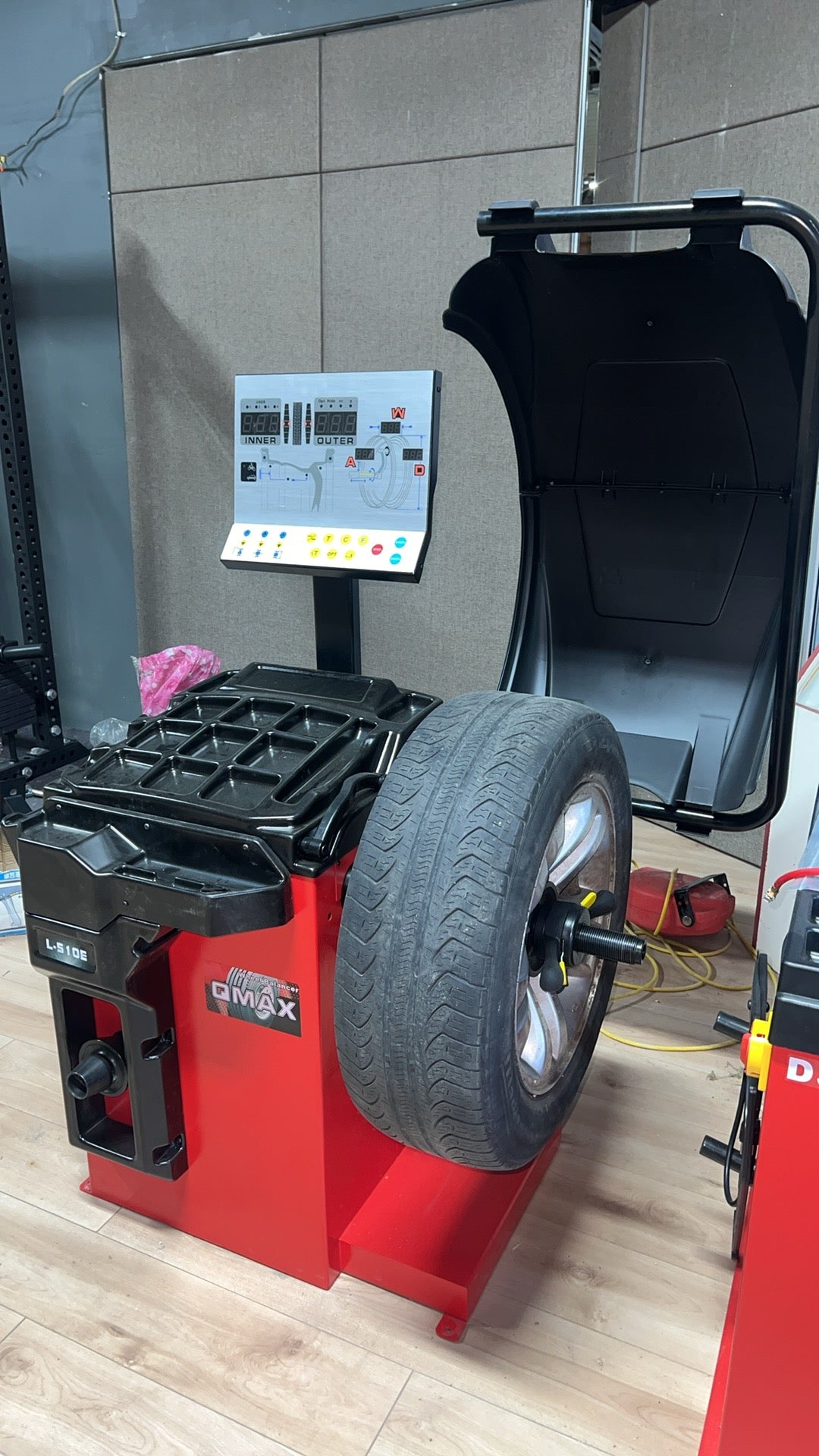 L-510ES Wheel Balancer | Équilibreuse de Roues L-510ES – Digital Display & High Precision (10–28”)