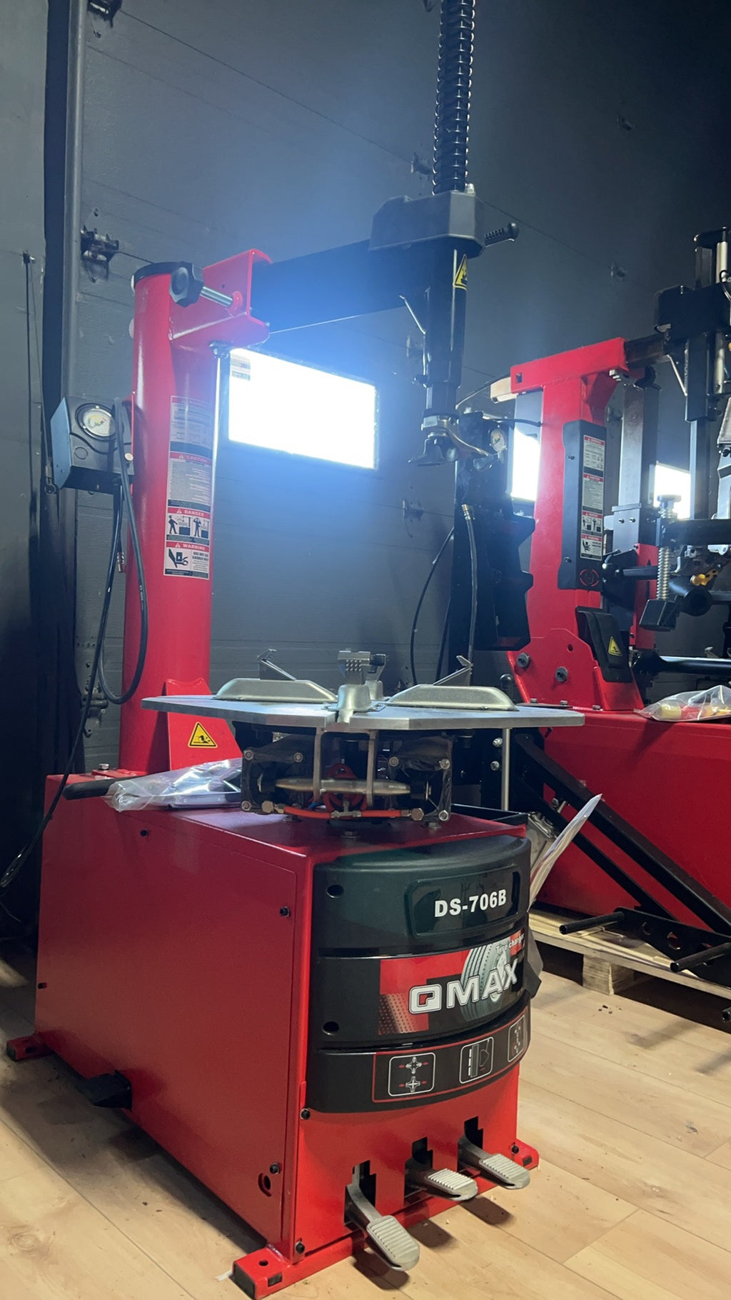 DS-706B Tire Changer | Démonte-Pneu DS-706B Automatique – Economical & Practical / Économique et Pratique (10–24”)