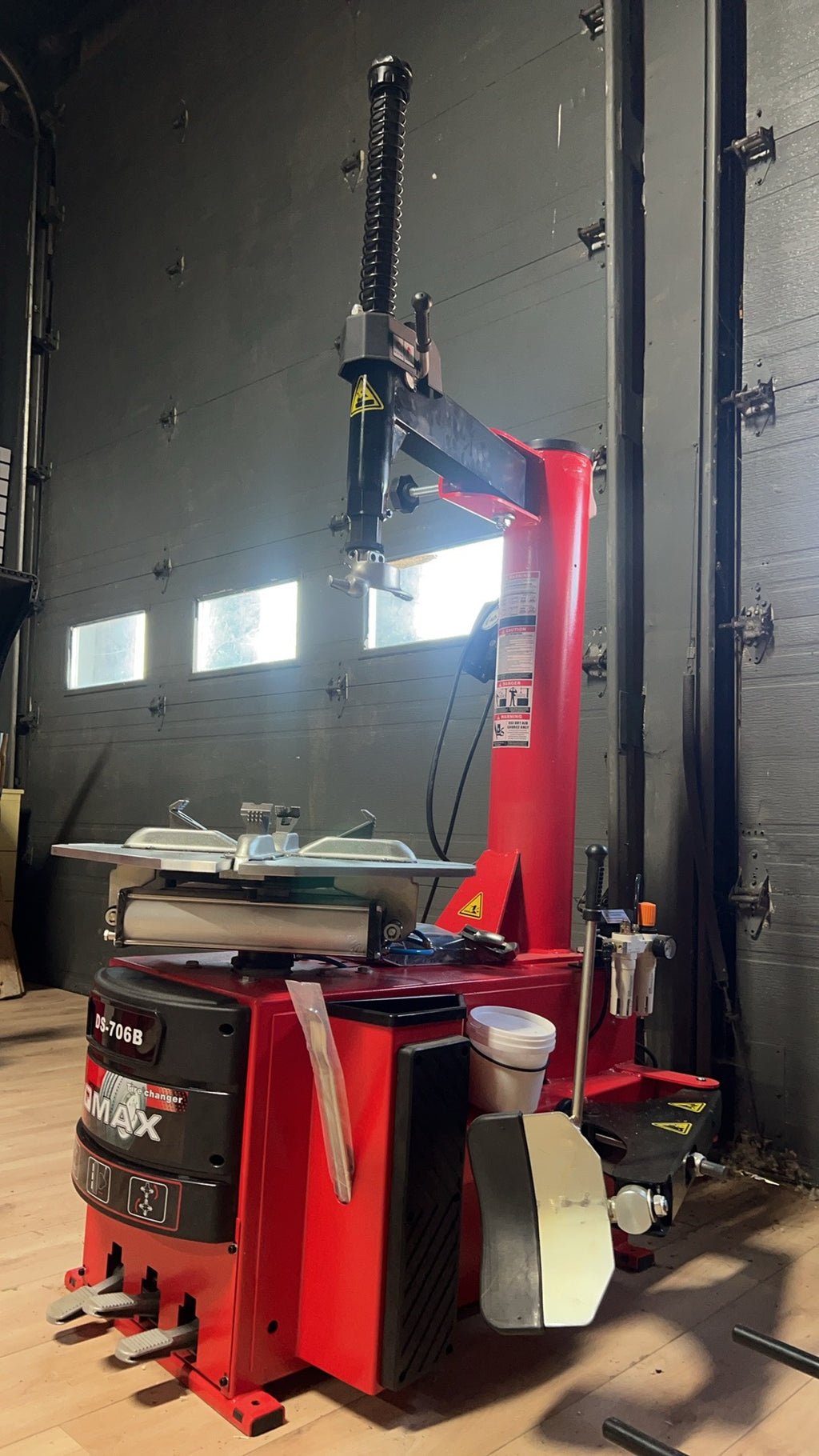 DS-706B Tire Changer | Démonte-Pneu DS-706B Automatique – Economical & Practical / Économique et Pratique (10–24”)