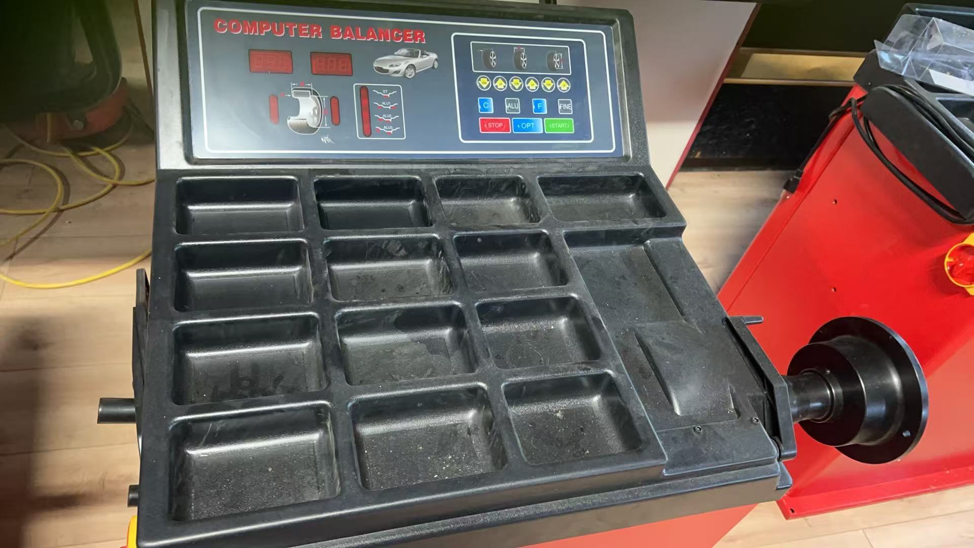 DS-60A Wheel Balancer | Équilibreuse de Roues DS-60A – High Precision & Automatic Programs (10–26”)